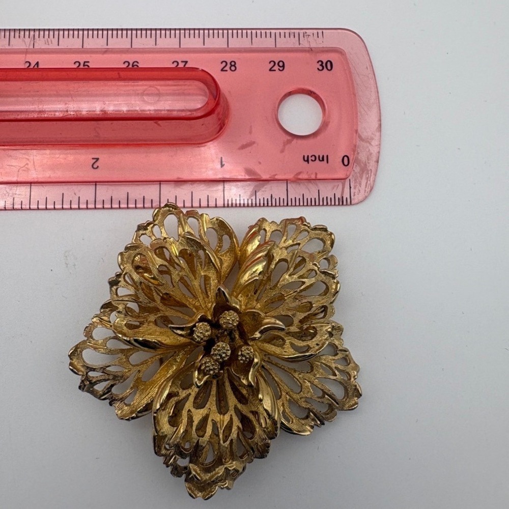Francois Vintage Gold Tone Filigree Flower Brooch Dimensional Floral Pin 2.25" - Picture 8 of 9